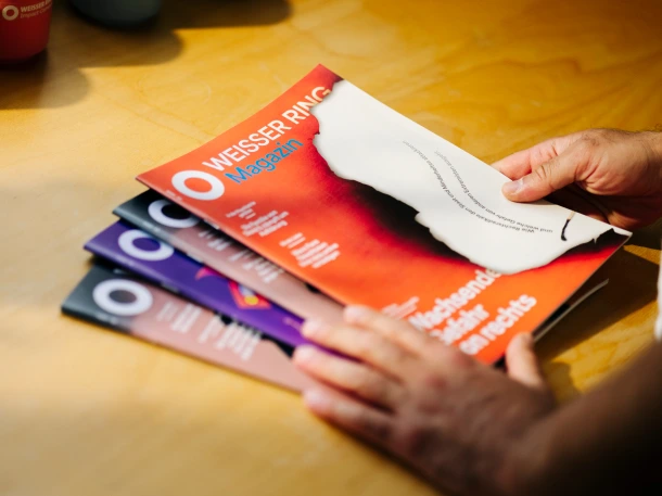 Vier Ausgaben vom WEISSER RING Magazin