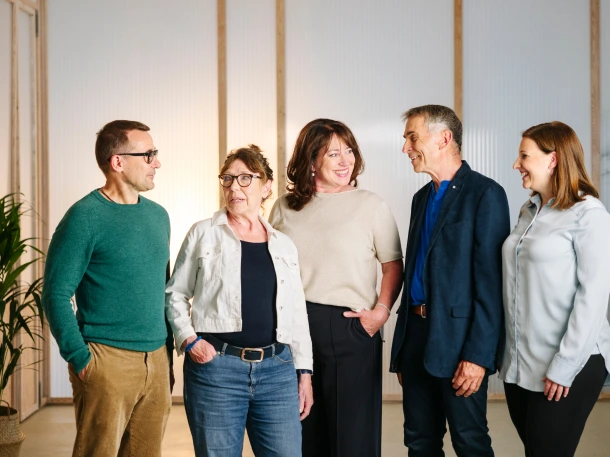 Gruppenfoto von Ruth Neri und den Trainer:innen vom WEISSEN RING Impact Campus