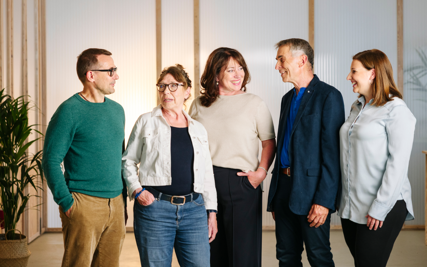 Gruppenfoto von fünf Personen, den Trainer:innen vom WEISSEN RING Impact Campus