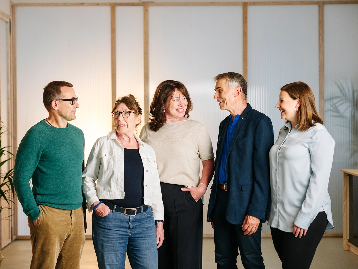 Gruppenfoto von fünf Personen, den Trainer:innen vom WEISSEN RING Impact Campus